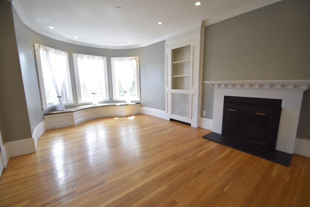 Click for 1402 Beacon St #3, Brookline, MA slideshow