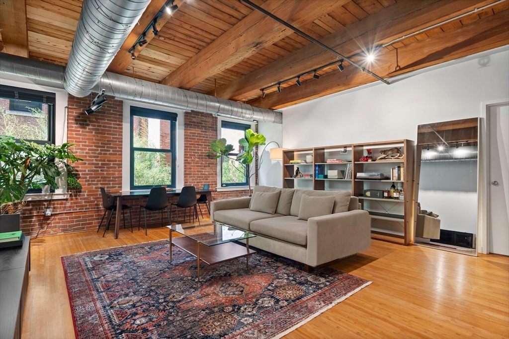 9 W Broadway 106