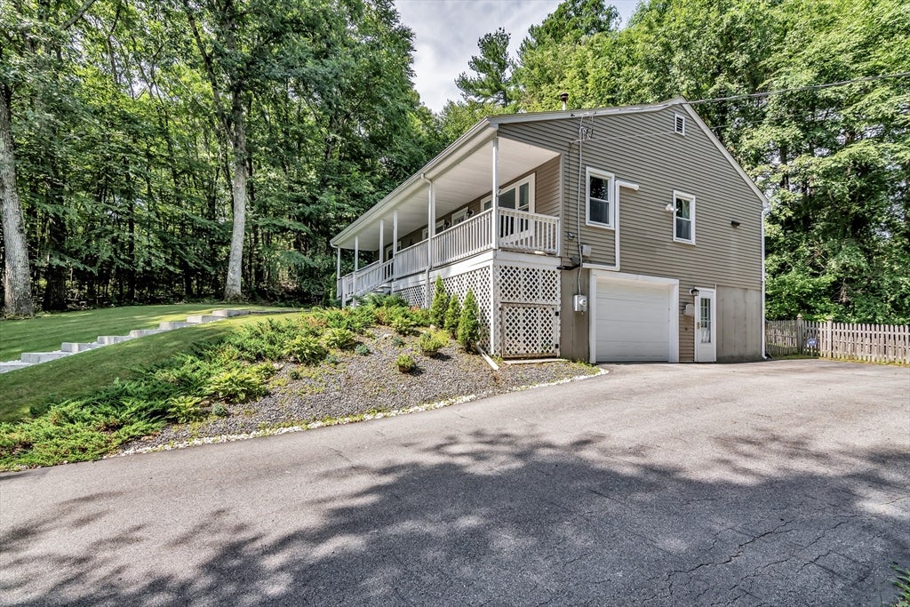 2 Gates Ln