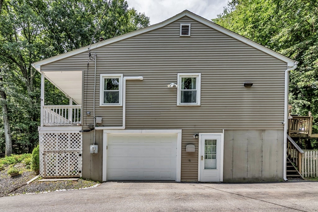 2 Gates Ln