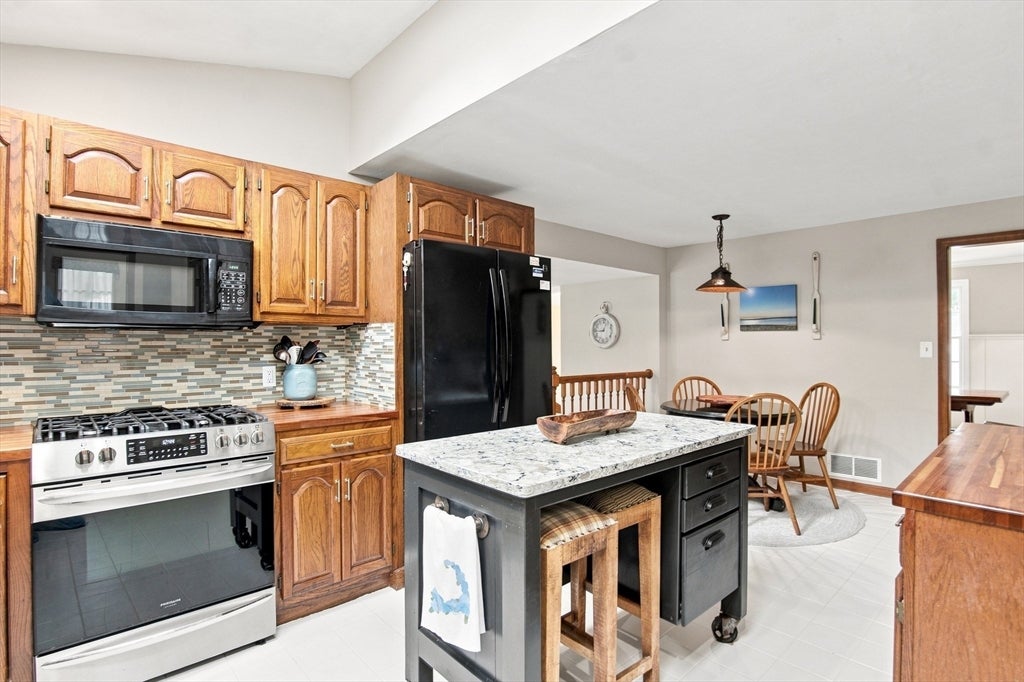 60 Valleyview Rd, Bellingham, MA Photo #9