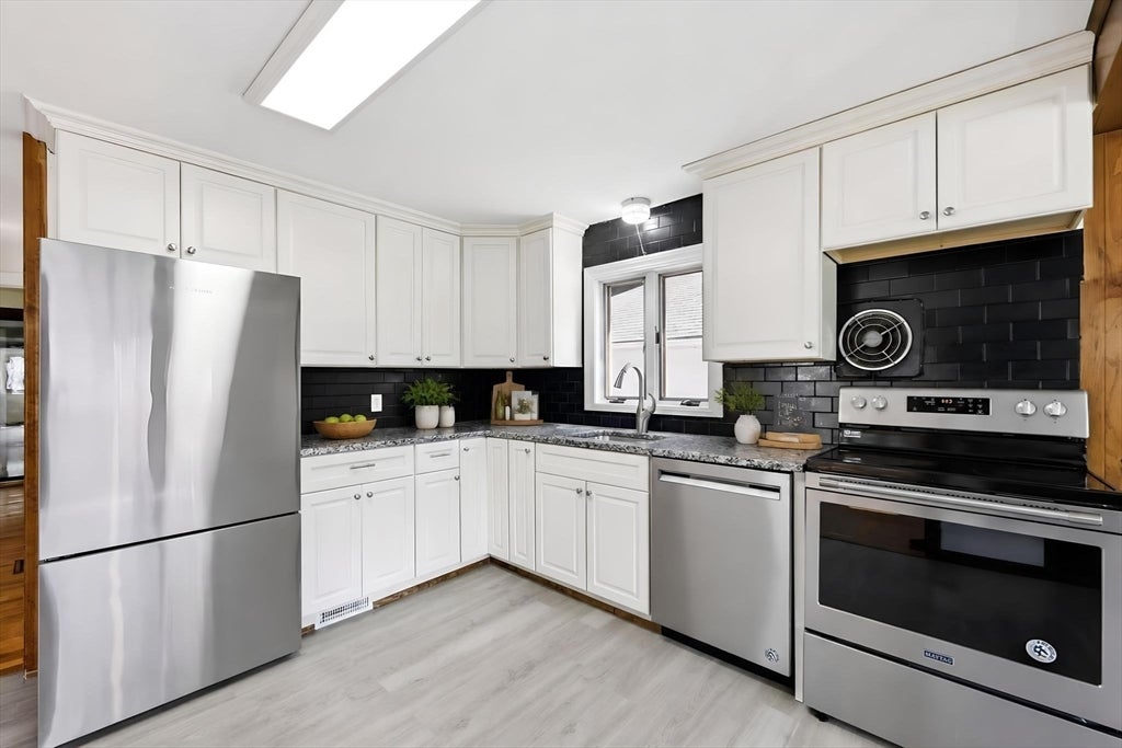 22 Dartmouth St, South Hadley, MA Photo #8