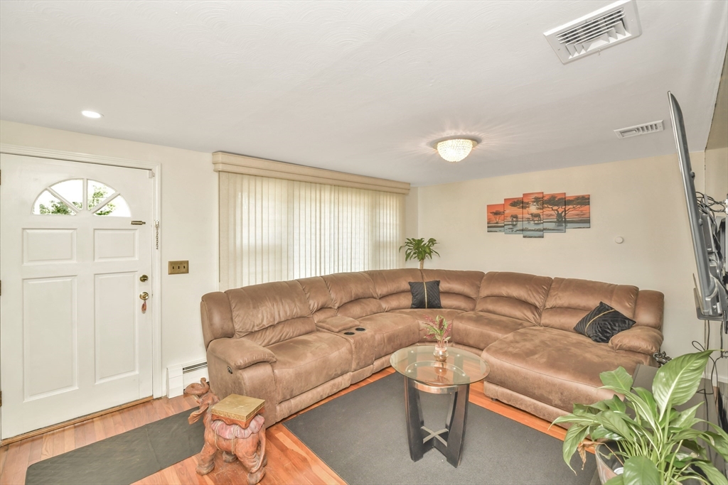26 Knights Crescent St