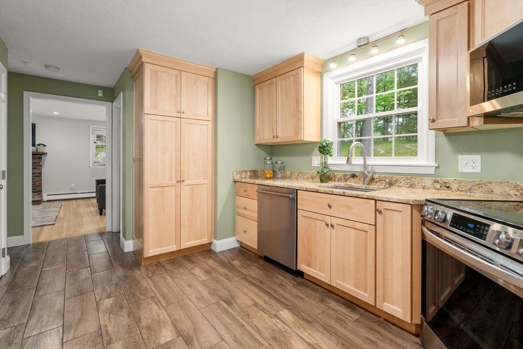 4 Brigham Ct, Natick, MA Photo #3