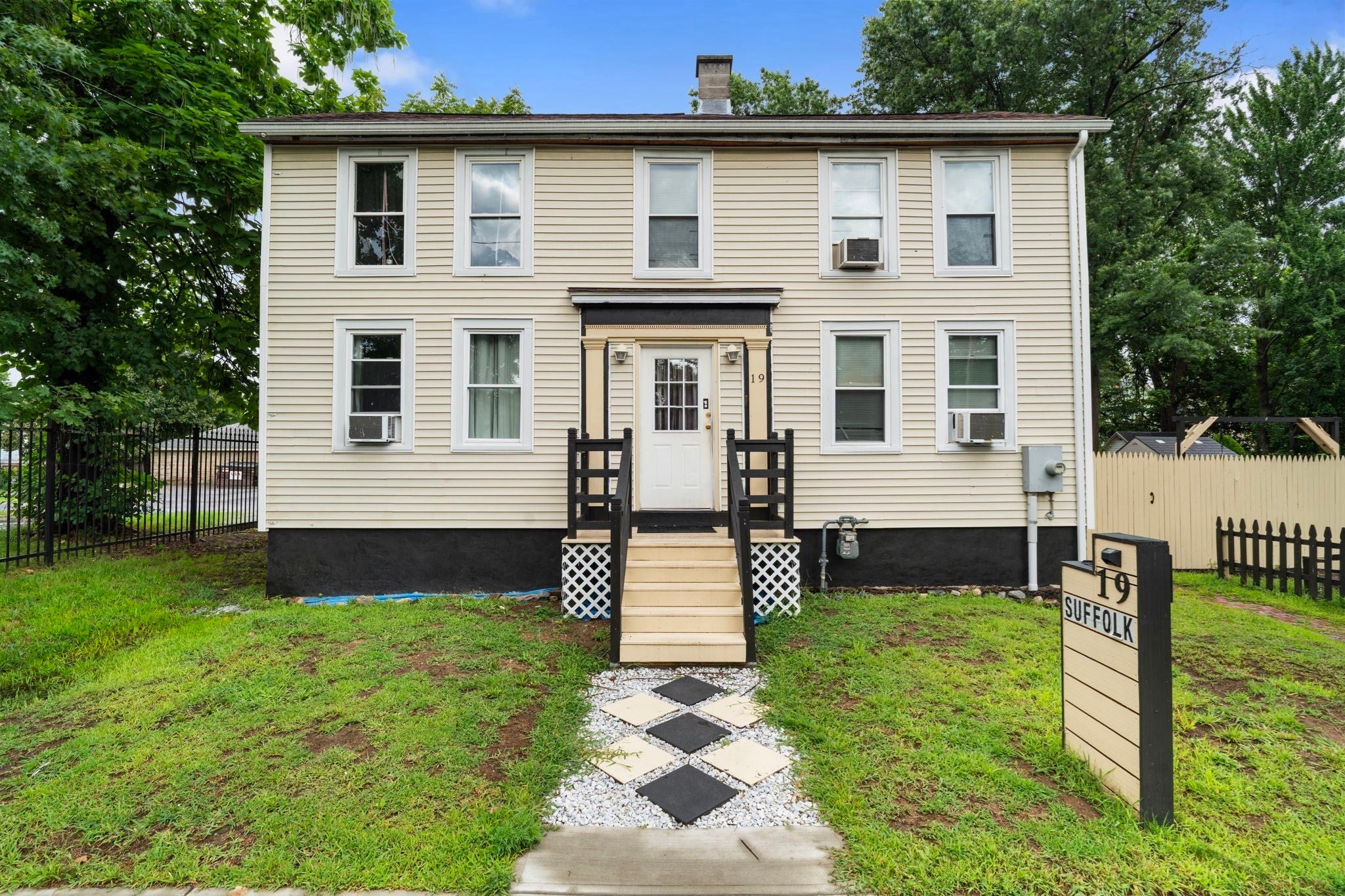 19 Suffolk St, Springfield, MA Photo #1