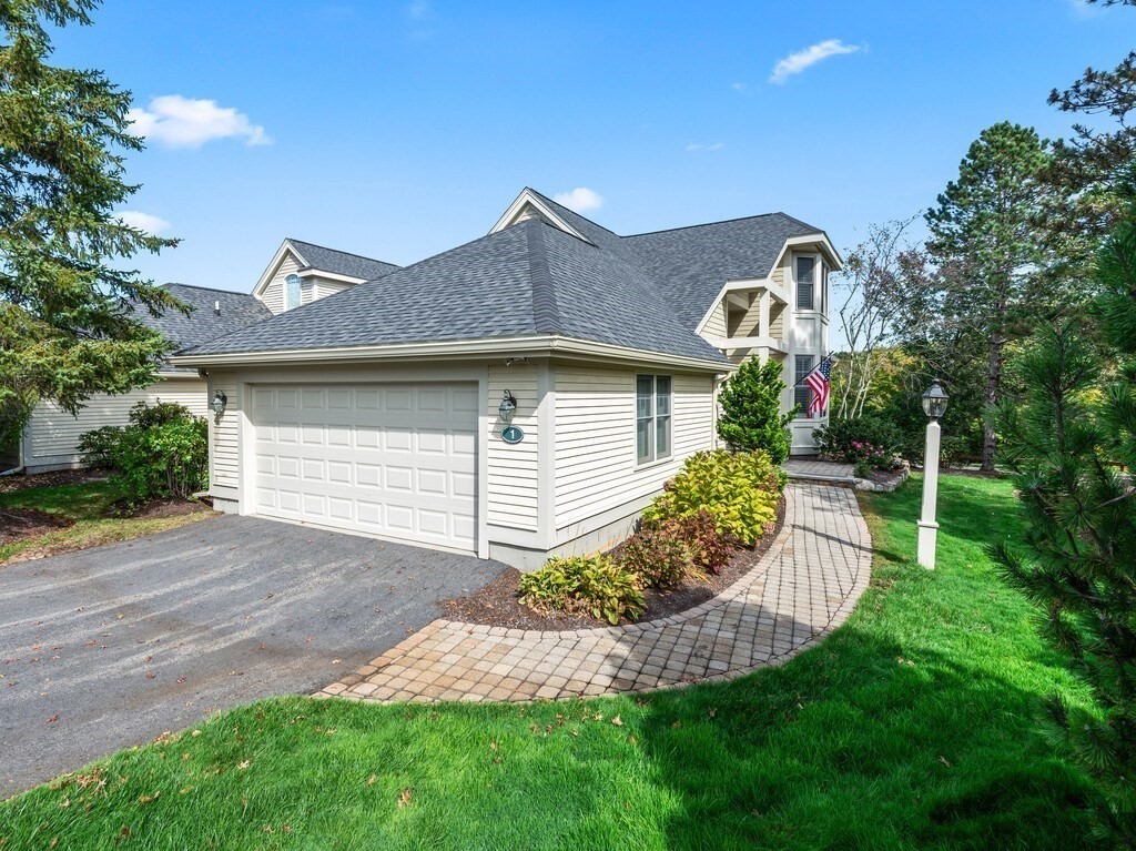 Southborough, Massachusetts 01772, United States, 2 Bedrooms Bedrooms, ,4 BathroomsBathrooms,Residential,Active,220979