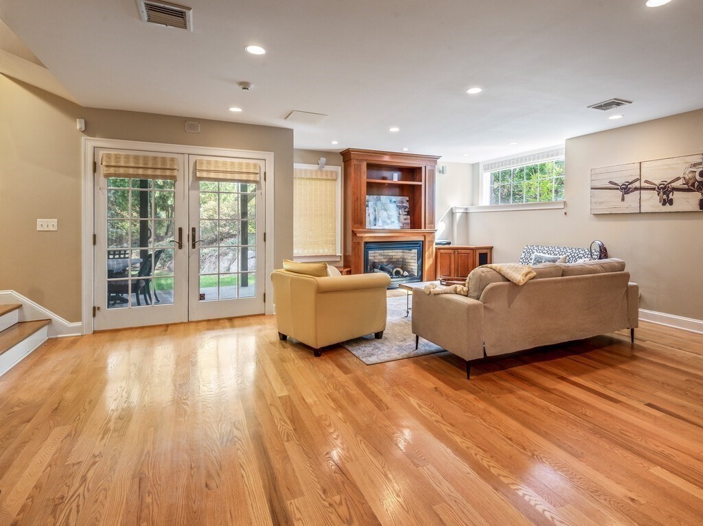 Southborough, Massachusetts 01772, United States, 2 Bedrooms Bedrooms, ,4 BathroomsBathrooms,Residential,Active,220979