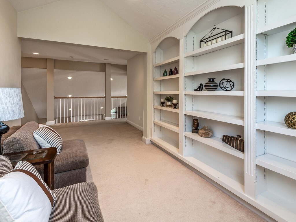 Southborough, Massachusetts 01772, United States, 2 Bedrooms Bedrooms, ,4 BathroomsBathrooms,Residential,Active,220979