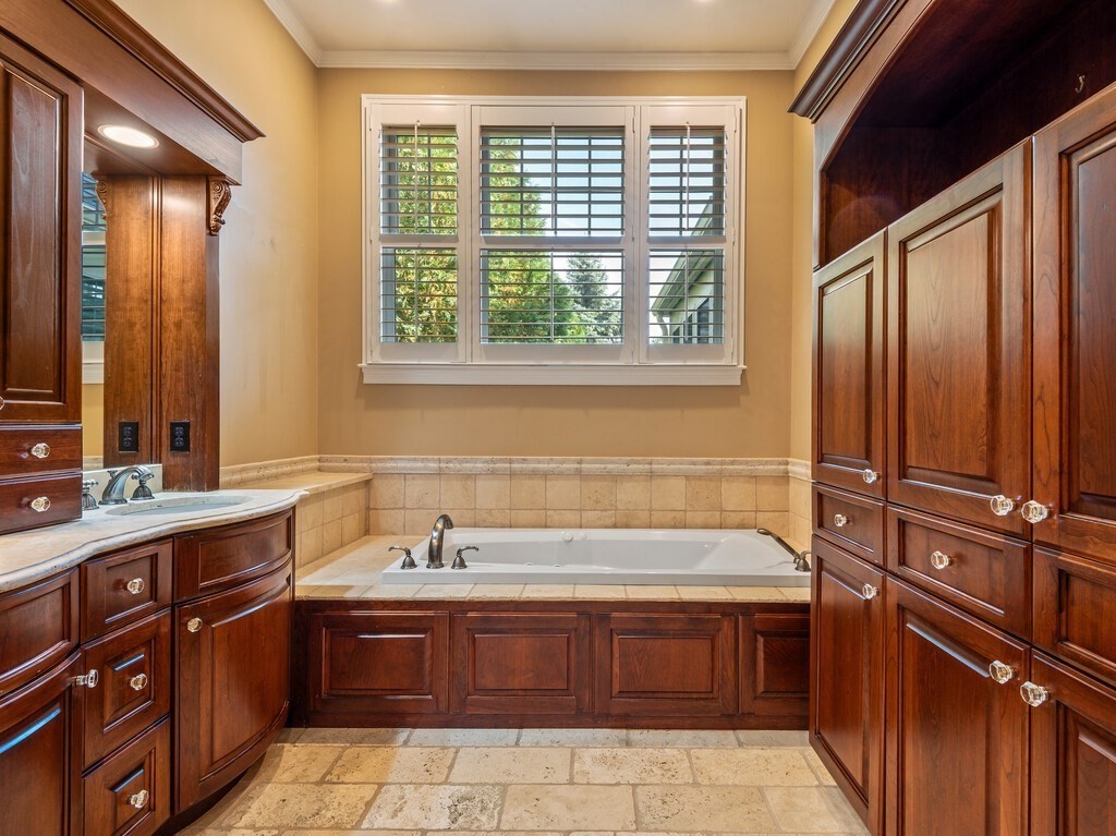 Southborough, Massachusetts 01772, United States, 2 Bedrooms Bedrooms, ,4 BathroomsBathrooms,Residential,Active,220979