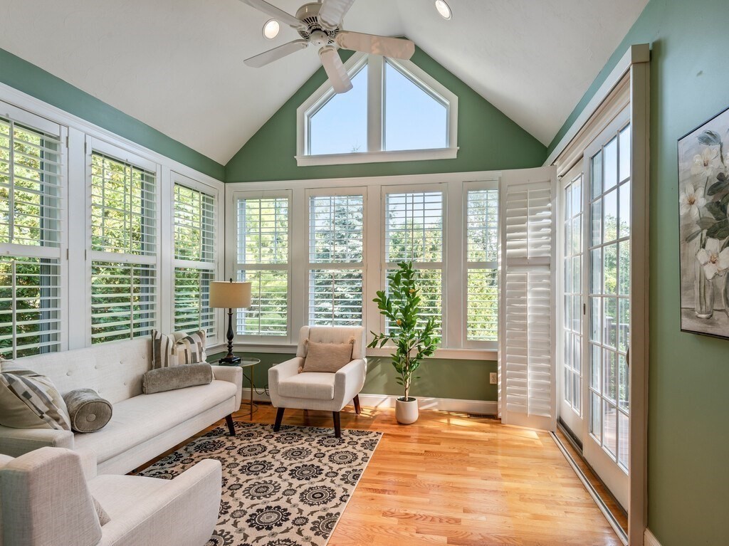 Southborough, Massachusetts 01772, United States, 2 Bedrooms Bedrooms, ,4 BathroomsBathrooms,Residential,Active,220979