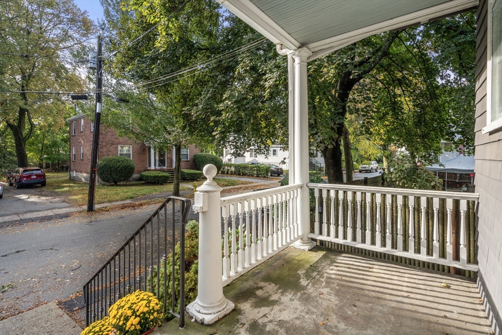 52 Hawthorne St 1