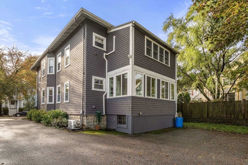 52 Hawthorne St 1