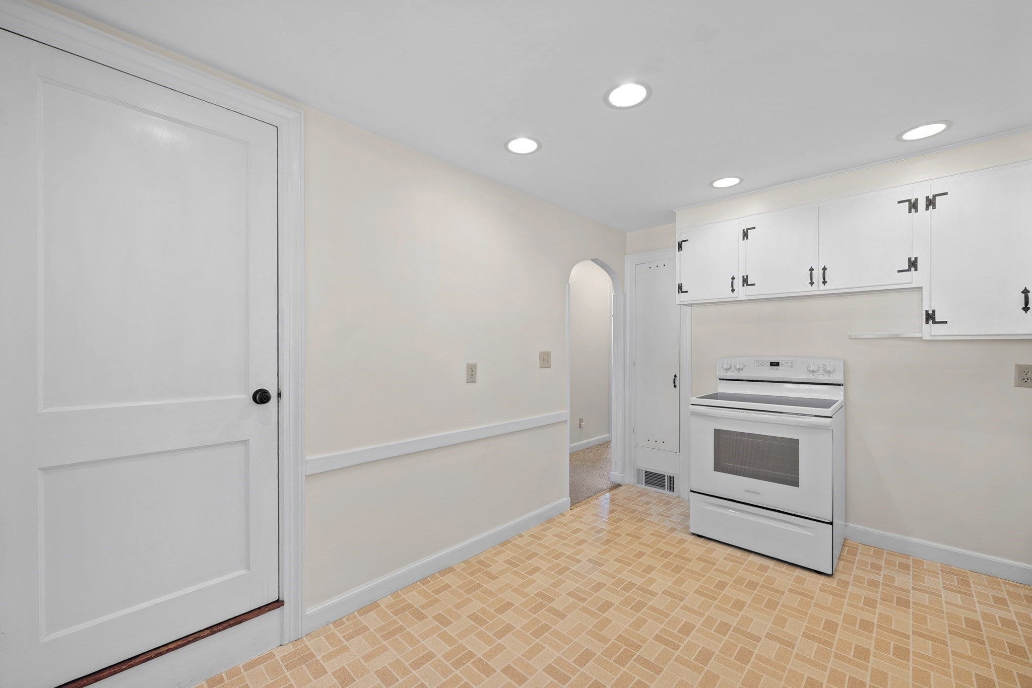 5 Winston Rd, Worcester, MA, 5 Winston Rd, Worcester, MA Photo #7