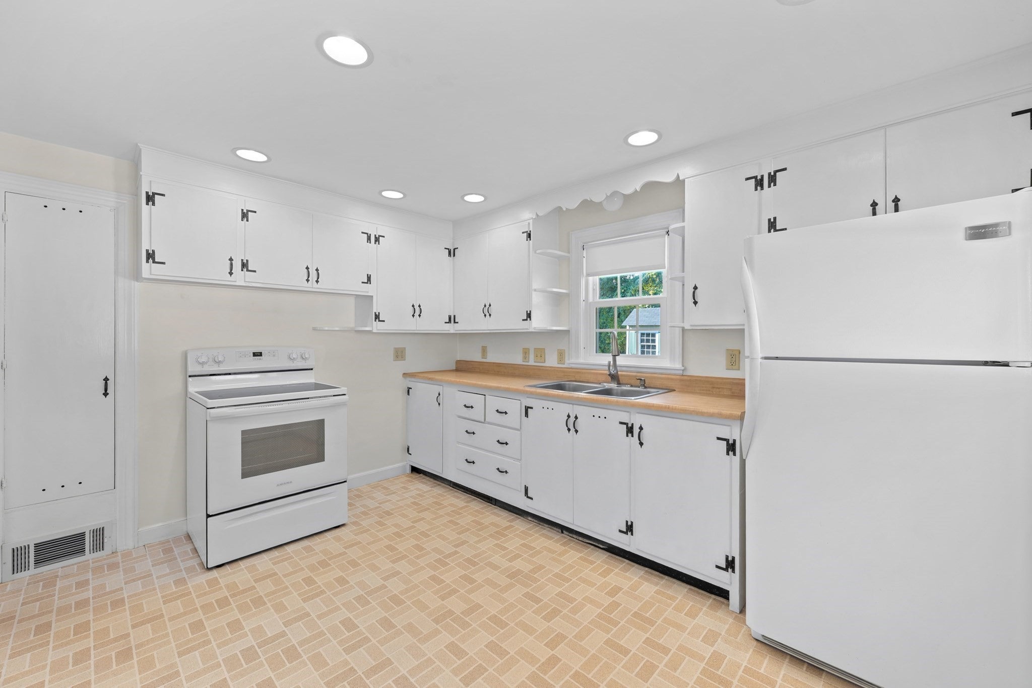 5 Winston Rd, Worcester, MA, 5 Winston Rd, Worcester, MA Photo #8