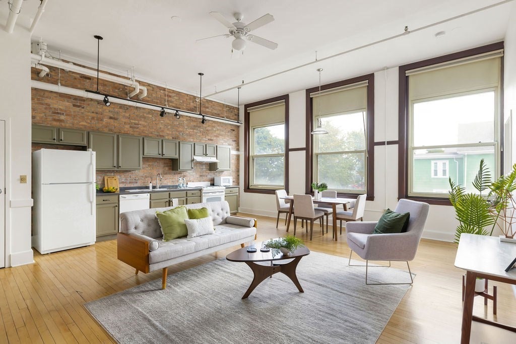 Photo of 948 Main St, Waltham, MA