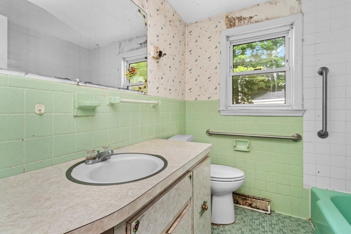 21 Horan Way, Stoughton, MA Photo #11
