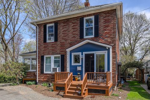 Photo of 8 Edgewood Ter, Northampton, MA 01060 (MLS # 73507558)