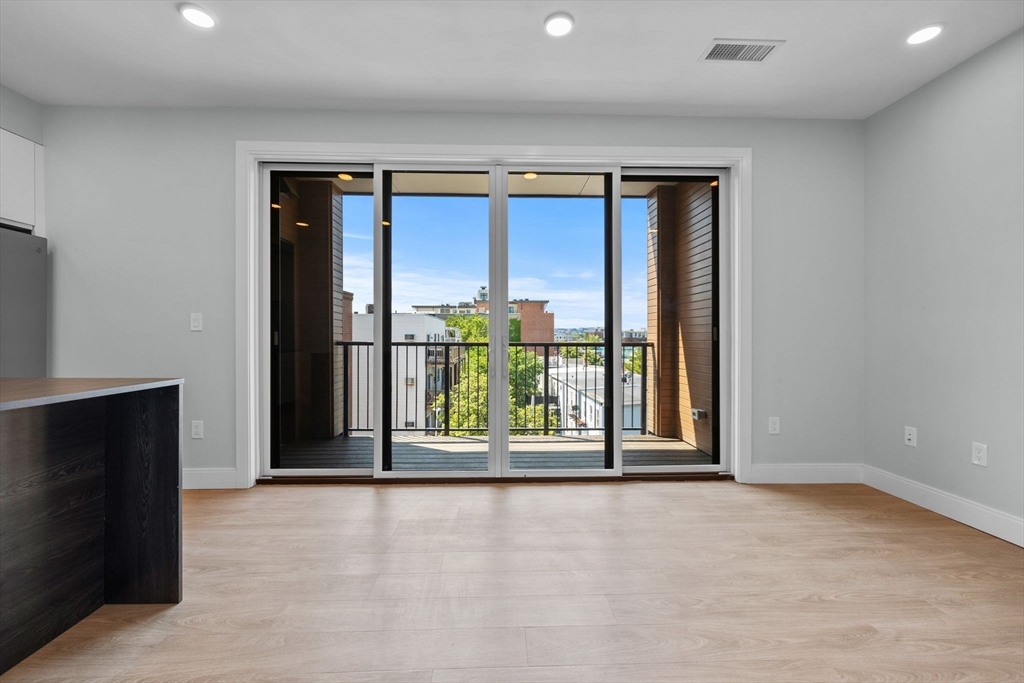 277 Border St 502