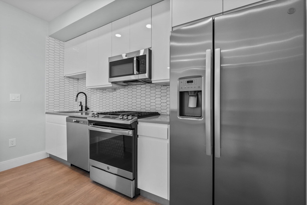 277 Border St 502