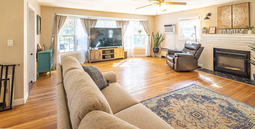 220 W Main St