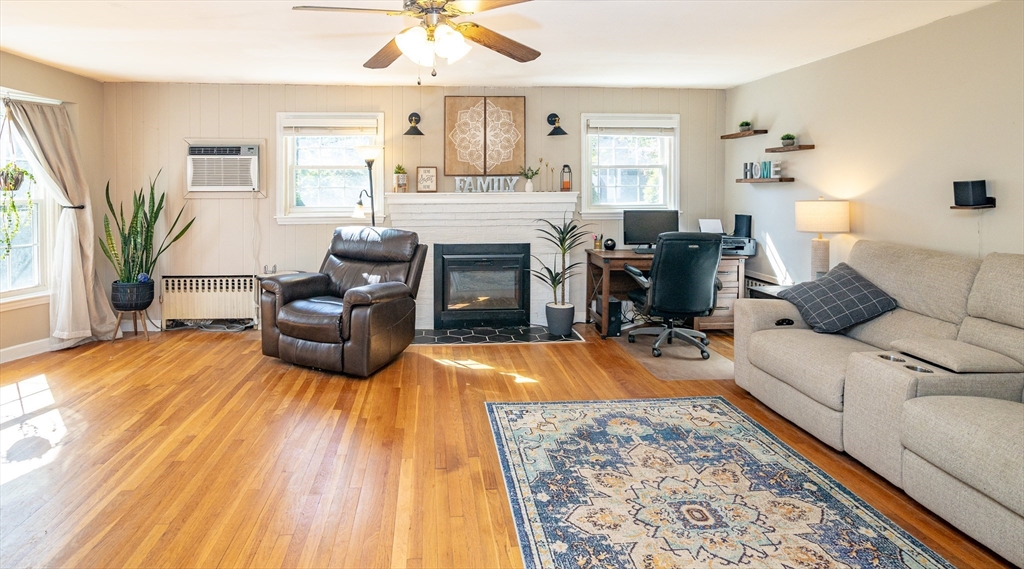 220 W Main St
