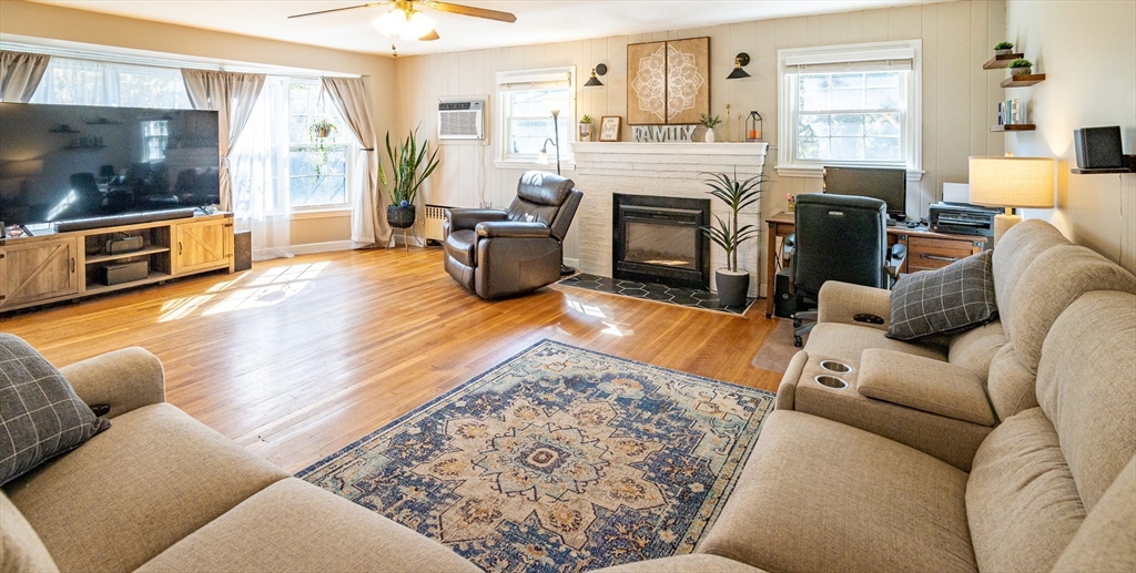 220 W Main St