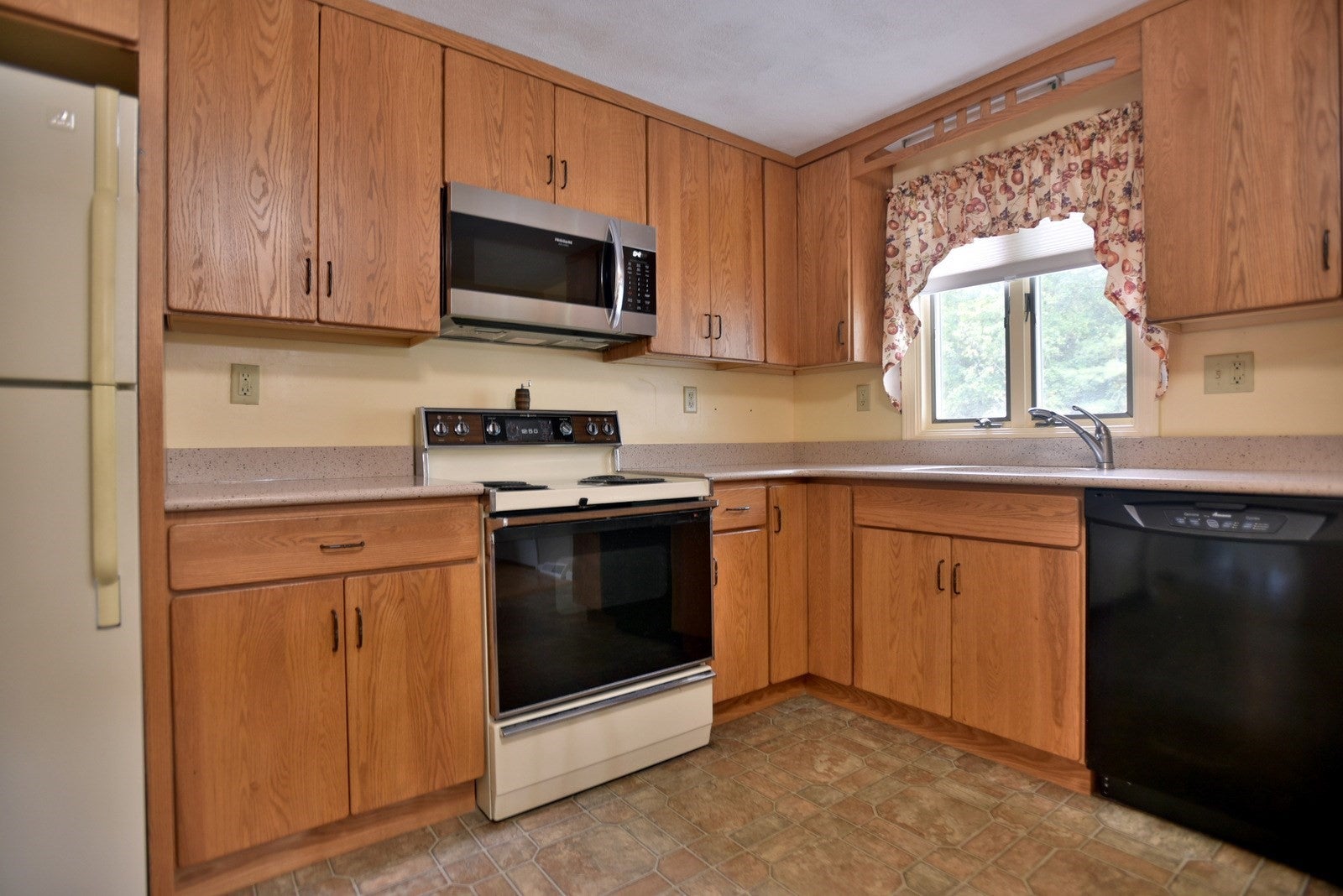 18 Delorenzo Dr, Randolph, MA Photo #14