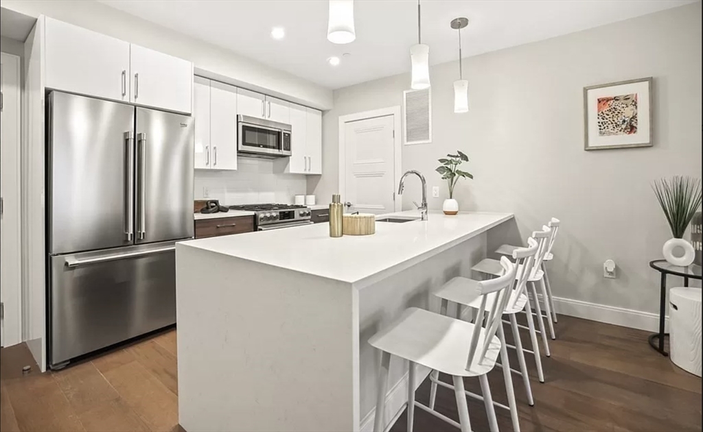 425 Lagrange St 210