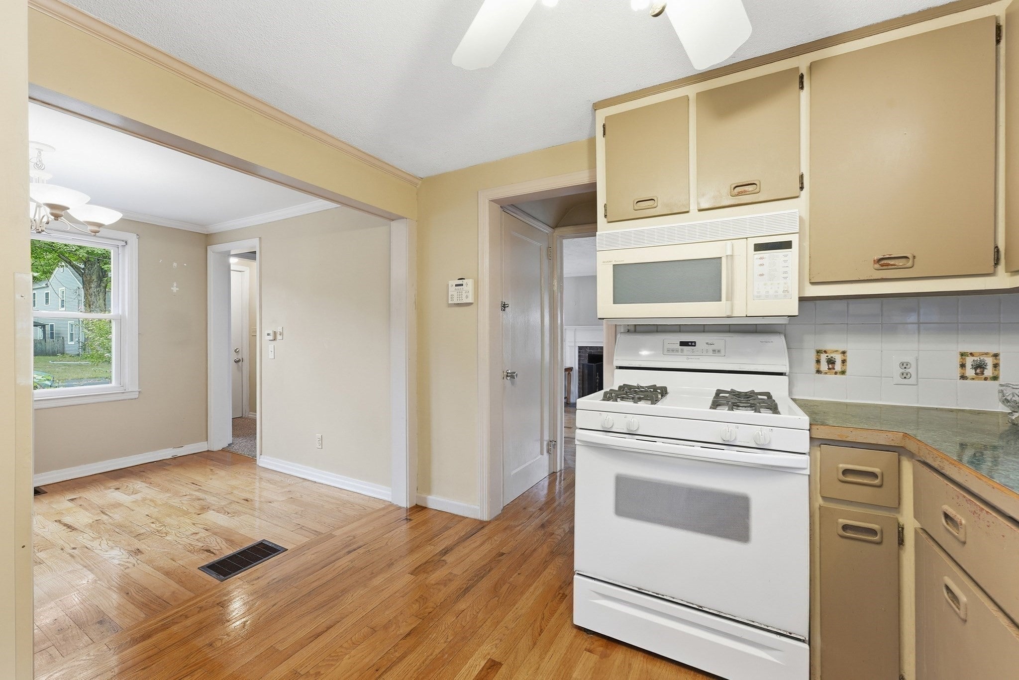 76 Fenway Dr, Springfield, MA Photo #8