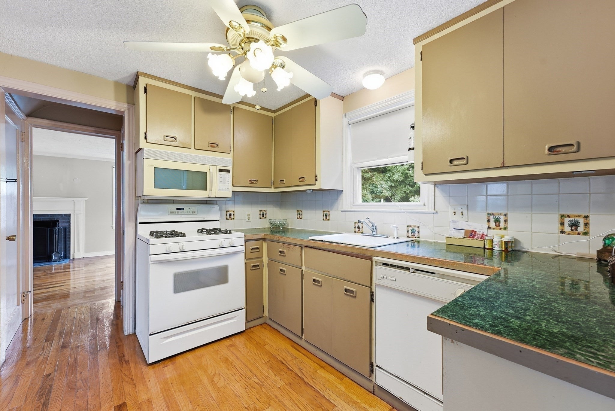76 Fenway Dr, Springfield, MA Photo #9