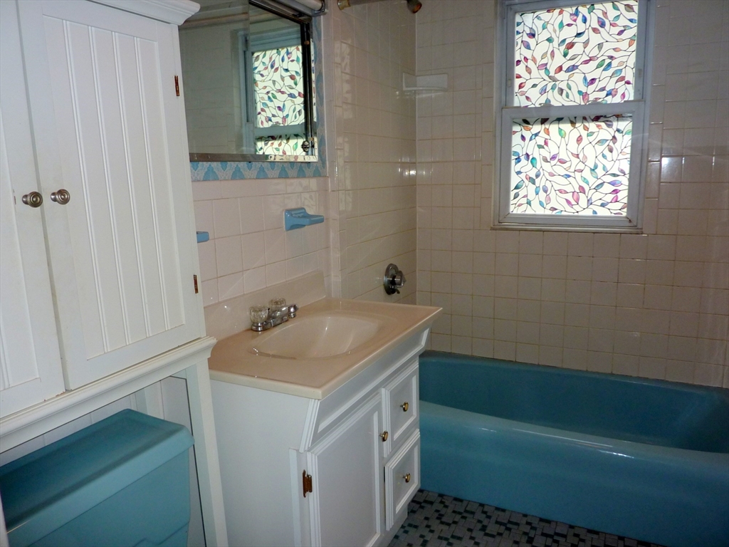 Belmont, Massachusetts 02478, United States, 2 Bedrooms Bedrooms, ,1 BathroomBathrooms,Residential,Active,253740