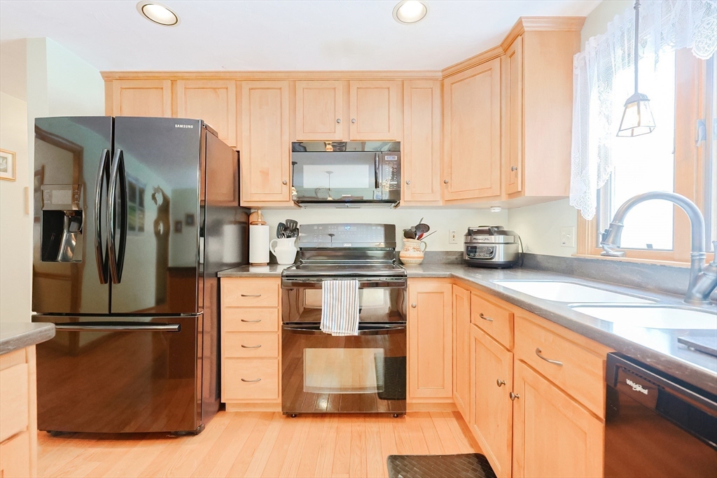 Upton, Massachusetts 01568, United States, 4 Bedrooms Bedrooms, ,3 BathroomsBathrooms,Residential,Pending,83771