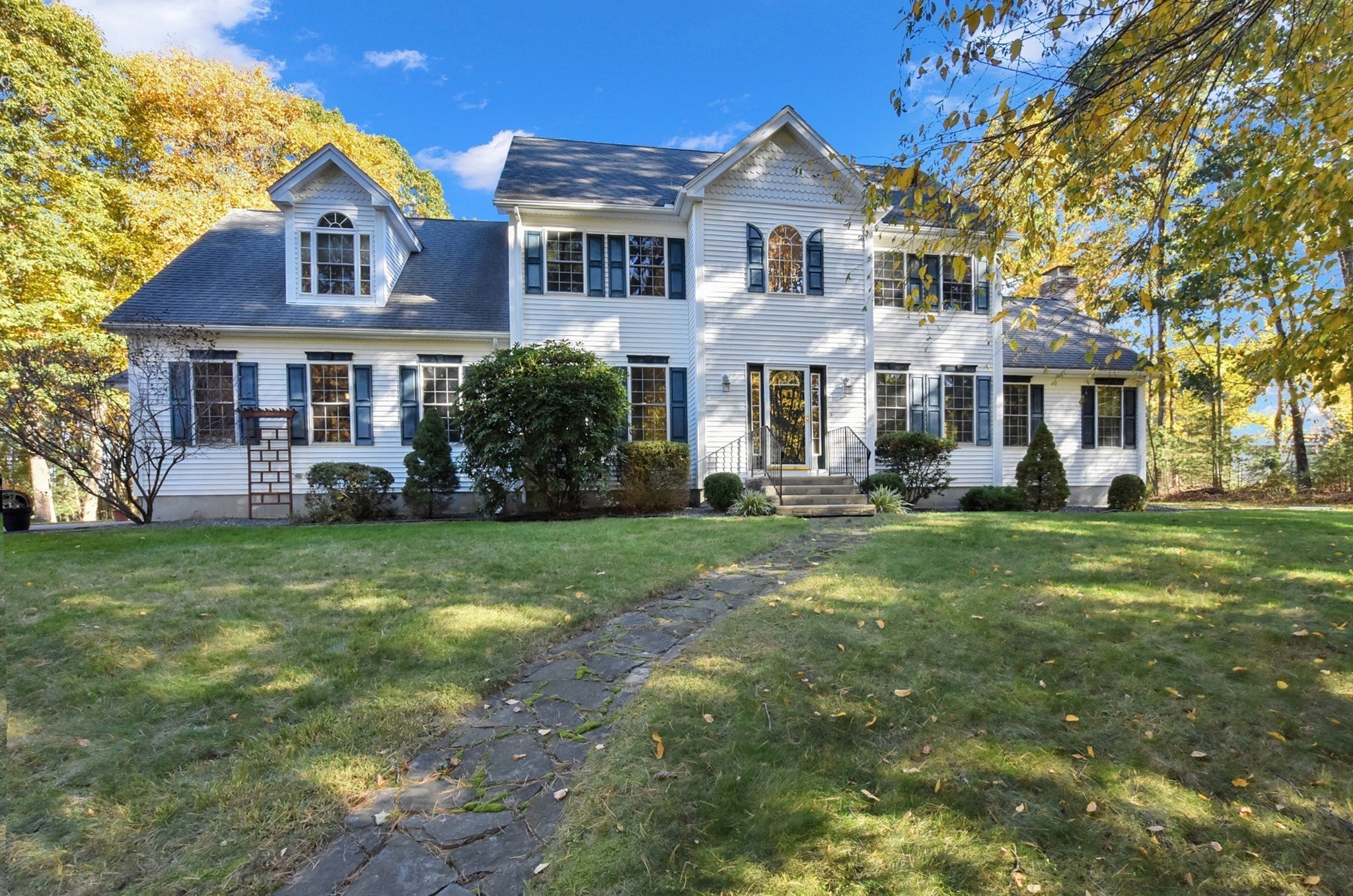 Photo of 2 Fairway View Dr, Douglas, MA