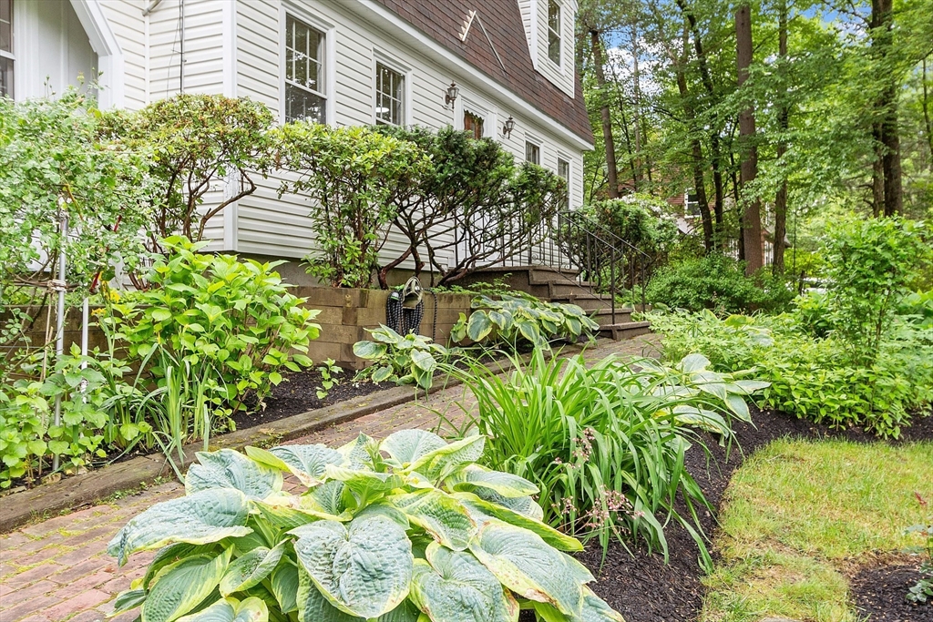 24 Squirrel Hill Rd