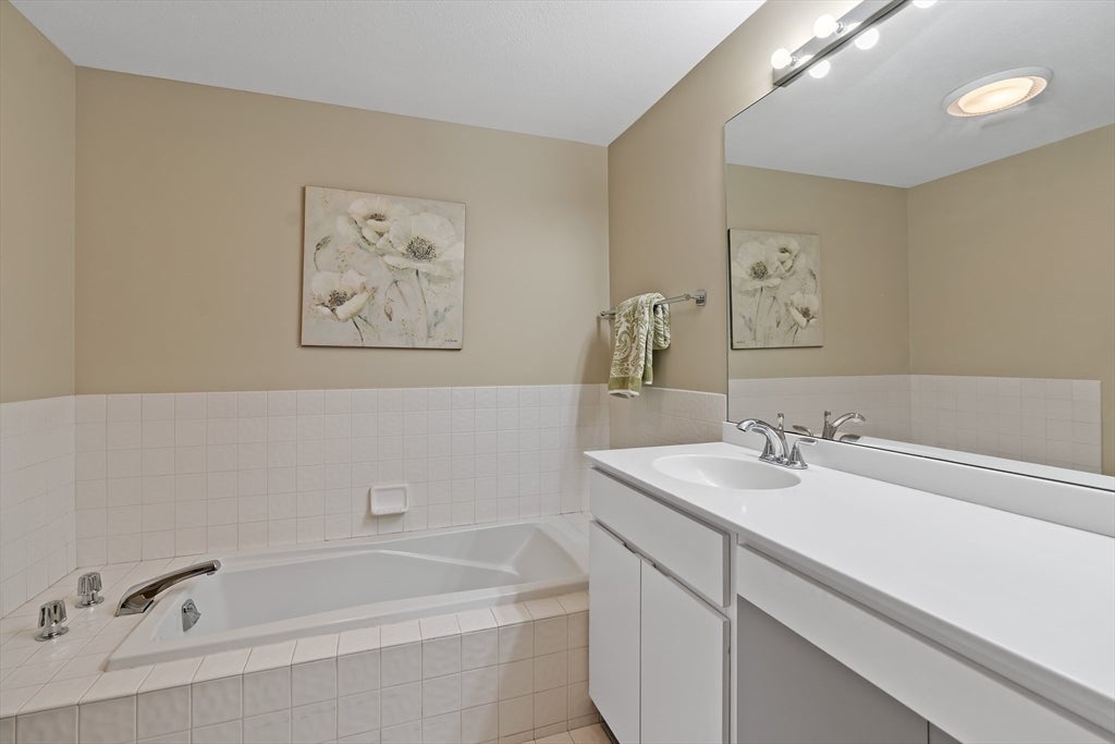 64 Pickwick Way #64, Wayland, MA Photo #9