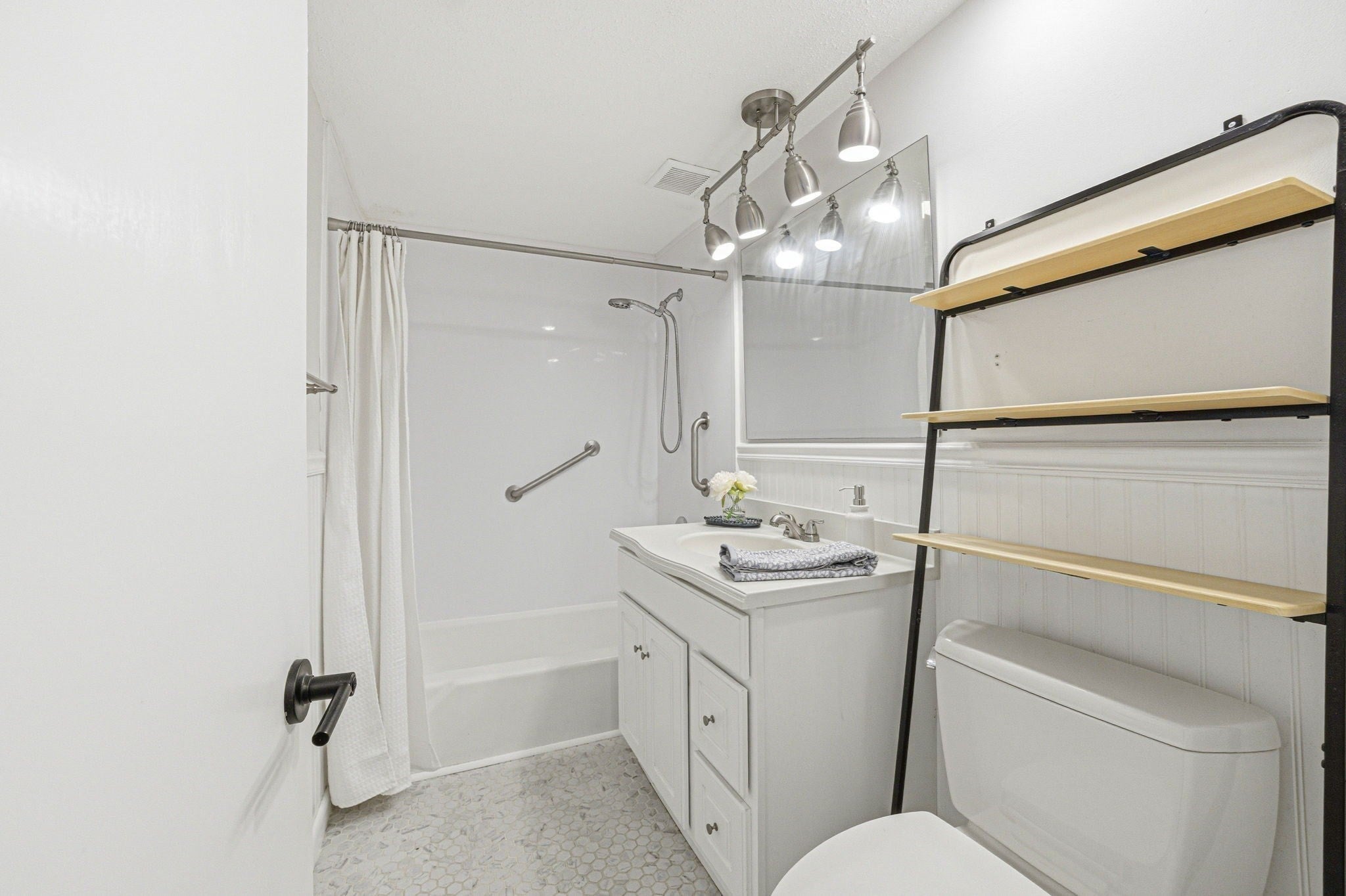27 Arlington Rd #3, Woburn, MA, 27 Arlington Rd #3, Woburn, MA Photo #4