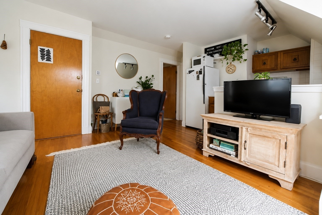207 Lowell St 3