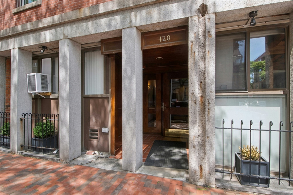 120 Commercial St 4-4