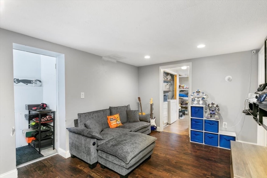 Tewksbury, Massachusetts 01876, United States, 3 Bedrooms Bedrooms, ,2 BathroomsBathrooms,Residential,Contingent,153698