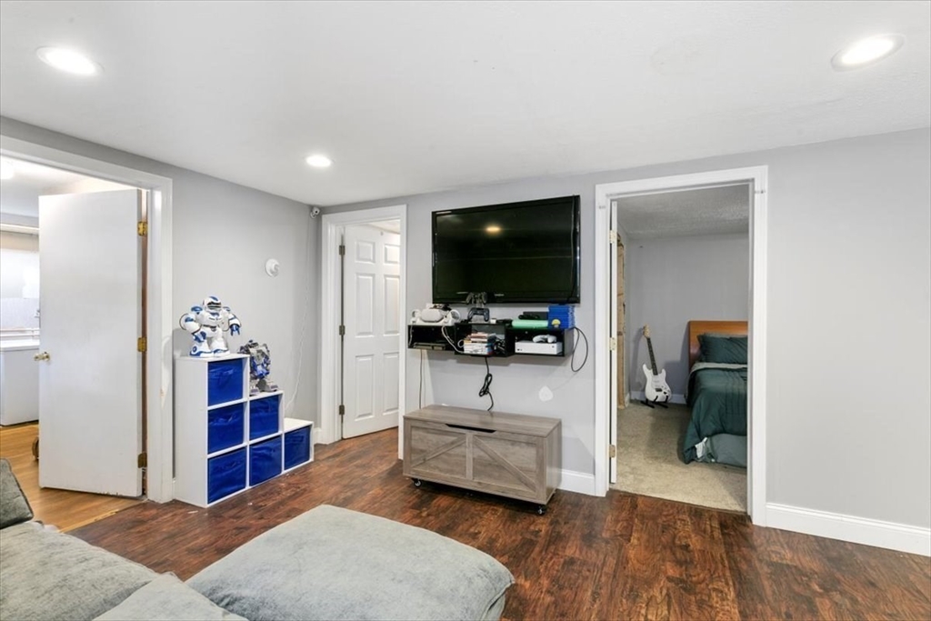 Tewksbury, Massachusetts 01876, United States, 3 Bedrooms Bedrooms, ,2 BathroomsBathrooms,Residential,Contingent,153698