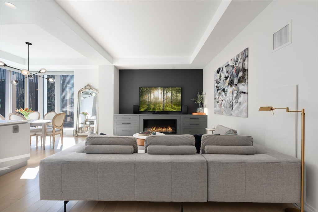 135 Seaport Blvd 1806