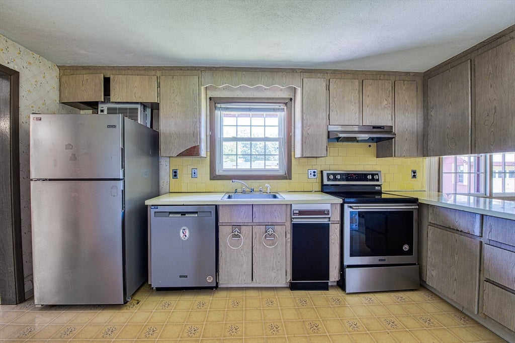 33 Upton St, Brockton, MA, 33 Upton St, Brockton, MA Photo #15