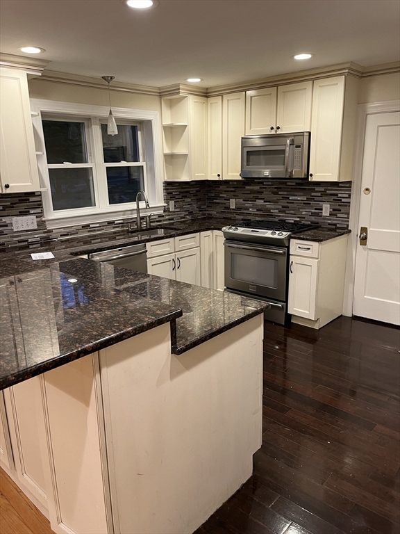 Brookline, Massachusetts 02445, United States, 3 Bedrooms Bedrooms, ,2 BathroomsBathrooms,Residential,Active,128852