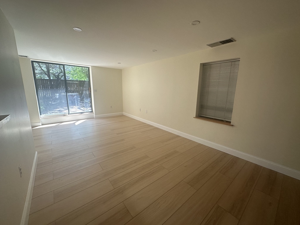 84 Gainsborough Street 006W