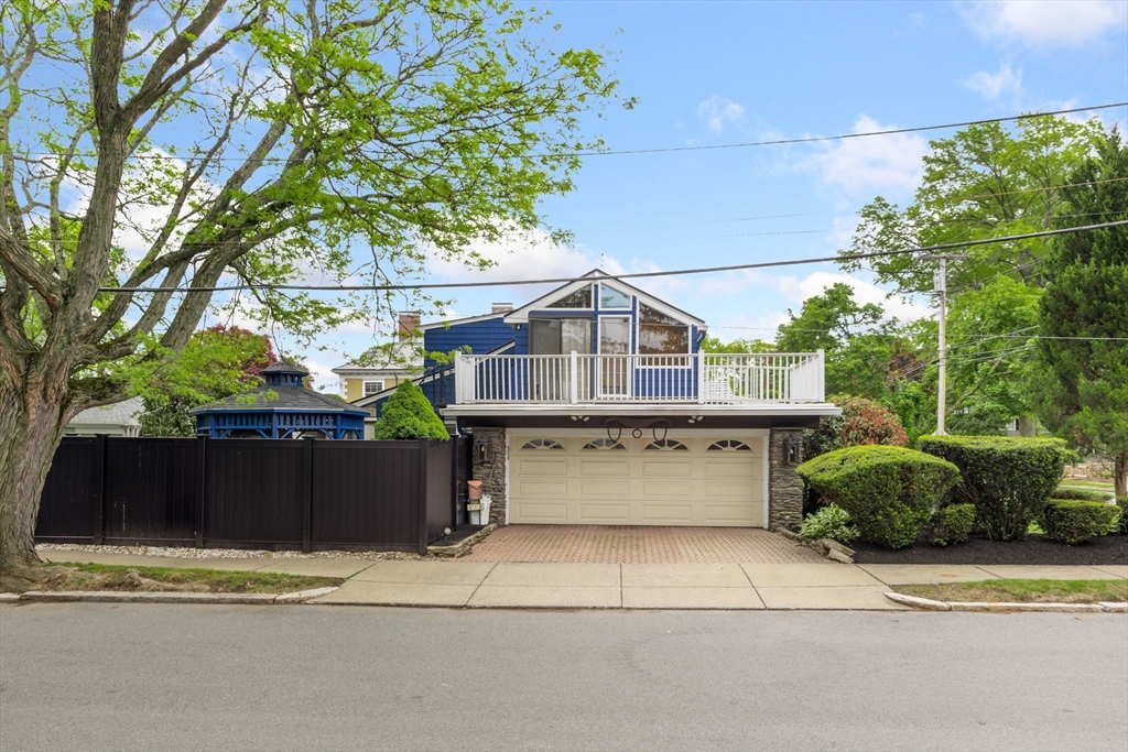 218 Upham