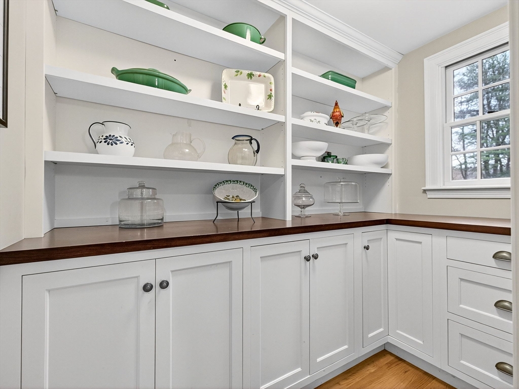 Dover, Massachusetts 02030, United States, 4 Bedrooms Bedrooms, ,3 BathroomsBathrooms,Residential,Contingent,247380