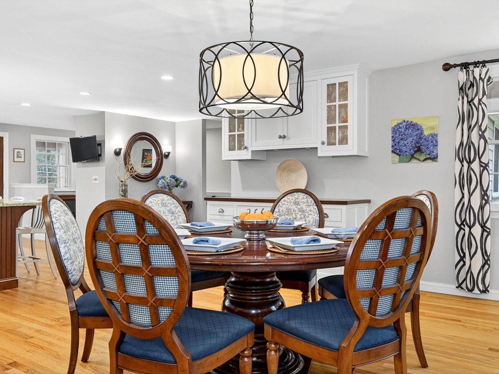 Dover, Massachusetts 02030, United States, 4 Bedrooms Bedrooms, ,3 BathroomsBathrooms,Residential,Contingent,247380