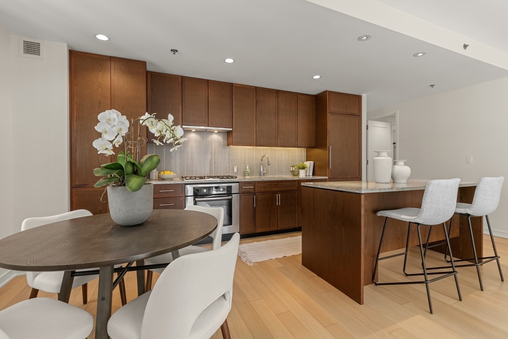 580 Washington St 700