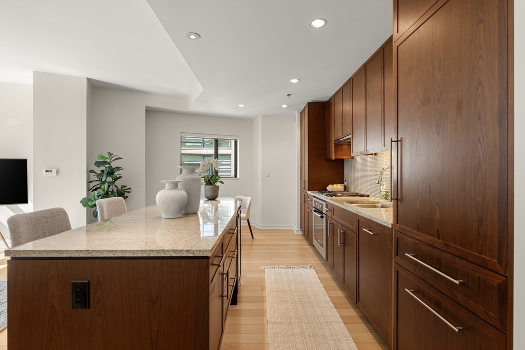 580 Washington St 700