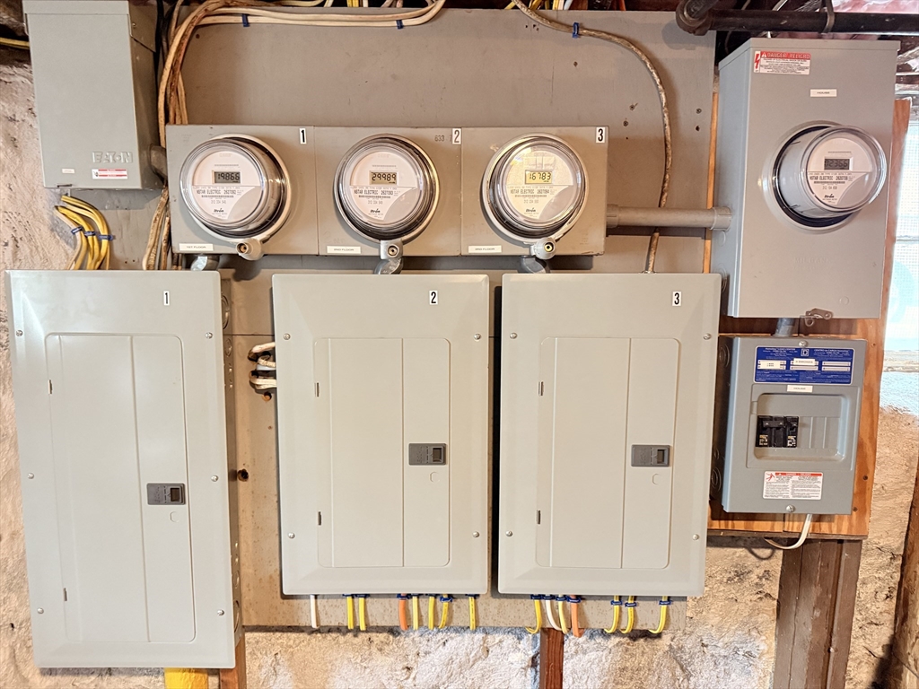 New Bedford, Massachusetts 02740, United States, 8 Bedrooms Bedrooms, ,3 BathroomsBathrooms,Residential,Pending,108333